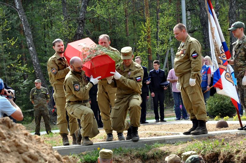 Боец московского ОМОН на транспорте организовал захоронение 125 красноармейцев, погибших в годы Великой Отечественной войны