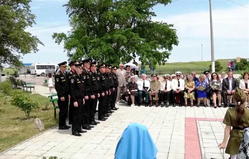 Военнослужащие морского отряда Росгвардии вместе с жителями города-героя Керчи почтили память участников обороны Аджимушкайских каменоломен