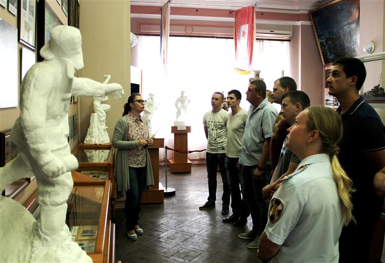 В канун Дня Победы севастопольские росгвардейцы посетили городские музеи и почтили память павших защитников Отечества