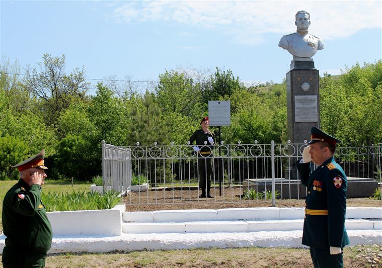 Военнослужащие и ветераны Росгвардии провели памятное мероприятие на малой родине дважды Героя Советского Союза Ивана Фесина (видео)