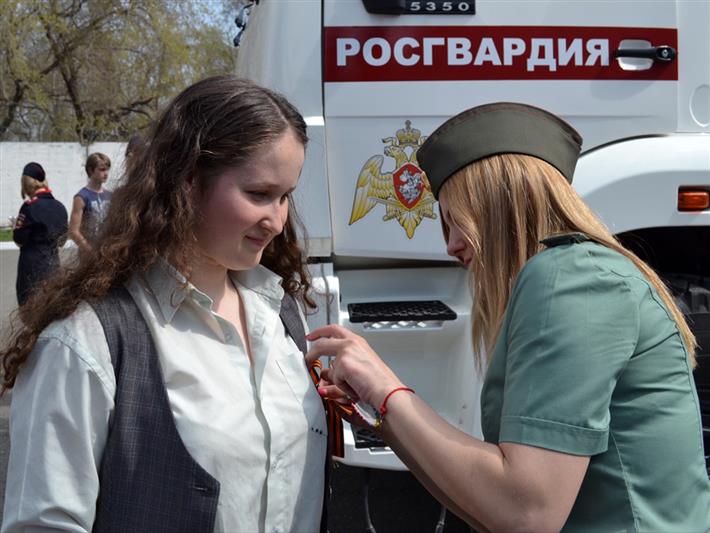 Омские омоновцы раздали георгиевские ленты юным гостям отряда