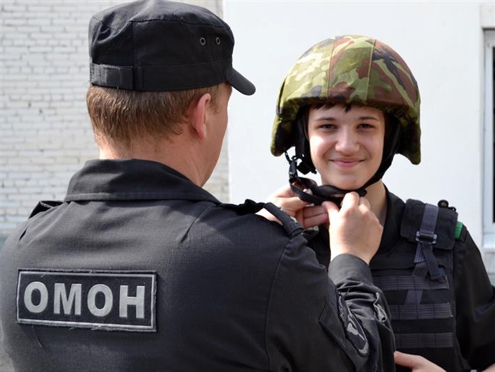 Омские омоновцы раздали георгиевские ленты юным гостям отряда