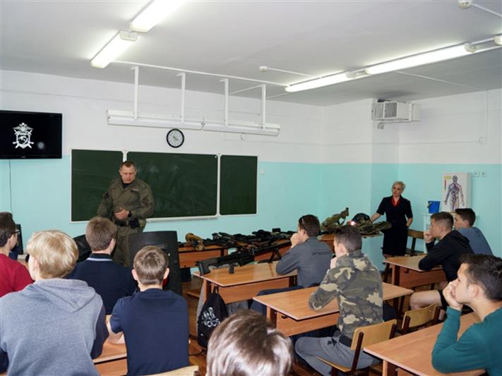 Офицеры иркутского ОМОН (на транспорте) проводят уроки патриотизма для школьников