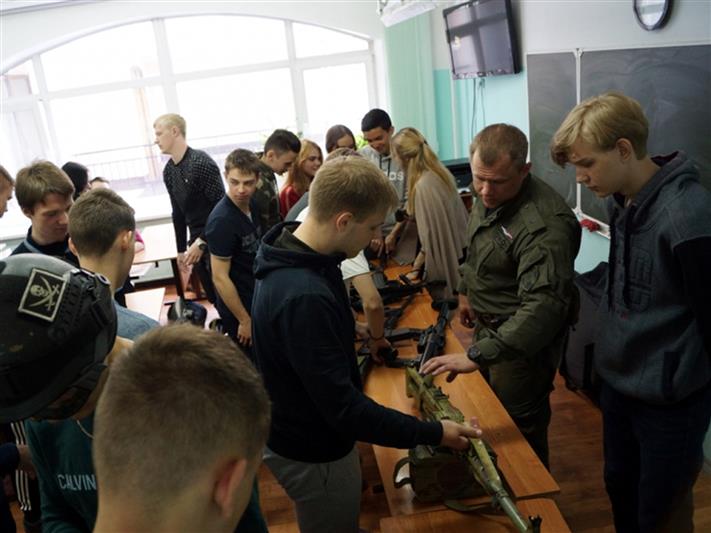 Офицеры иркутского ОМОН (на транспорте) проводят уроки патриотизма для школьников