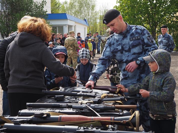 В преддверии Дня Победы омоновцы провели День открытых дверей для белгородских школьников