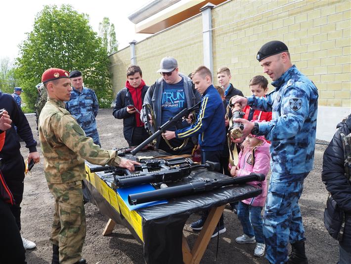 В преддверии Дня Победы омоновцы провели День открытых дверей для белгородских школьников