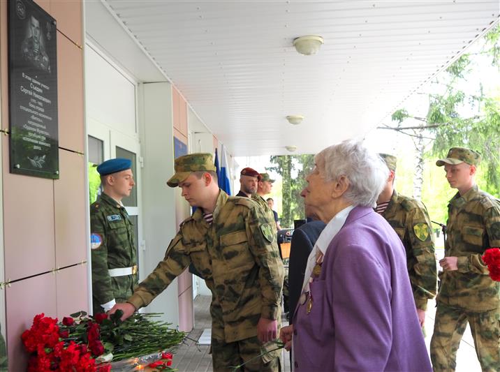 Подвиг павших бойцов войск правопорядка увековечили в Белгороде и Владимире 
