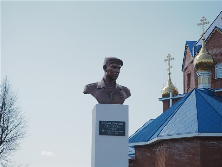 В Чувашии открыли памятник воину правопорядка Герою России Олегу Долгову