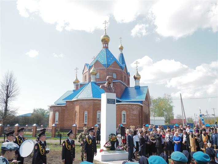 В Чувашии открыли памятник воину правопорядка Герою России Олегу Долгову