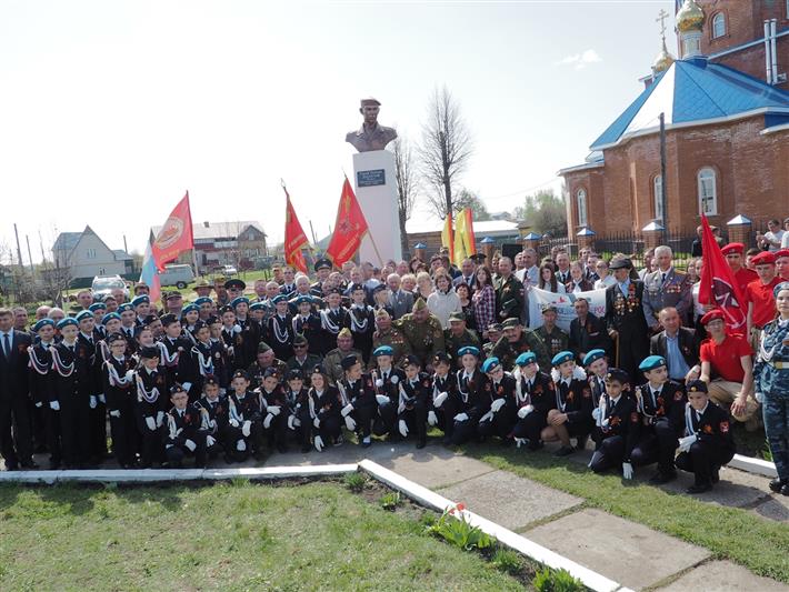 В Чувашии открыли памятник воину правопорядка Герою России Олегу Долгову