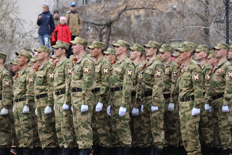 Военнослужащие и сотрудники Восточного округа Росгвардии приняли участие в парадах в ознаменование Дня Победы и шествиях «Бессмертного полка»
