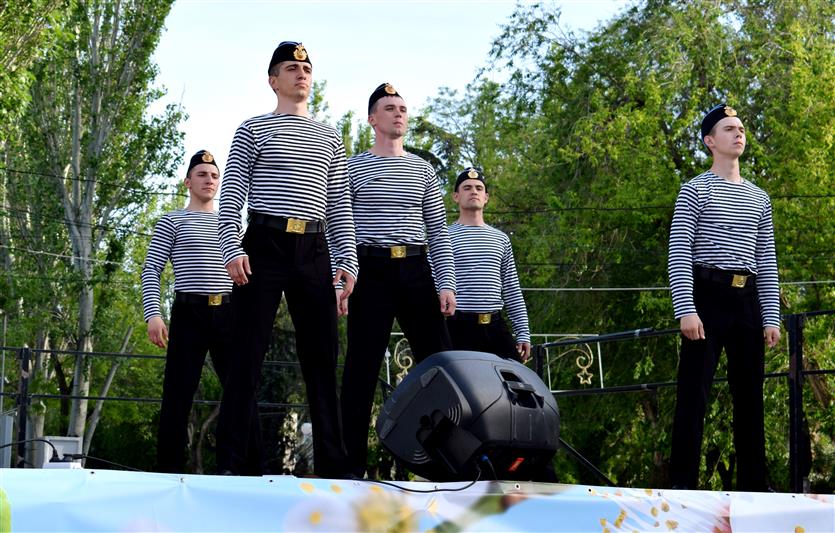 Участники смотра-конкурса Росгвардии «Солдаты антитеррора» выступили с концертной программой в Феодосии 