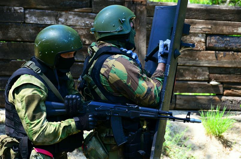Бойцы тамбовского СОБР отработали оперативные действия в полевых условиях (фото)