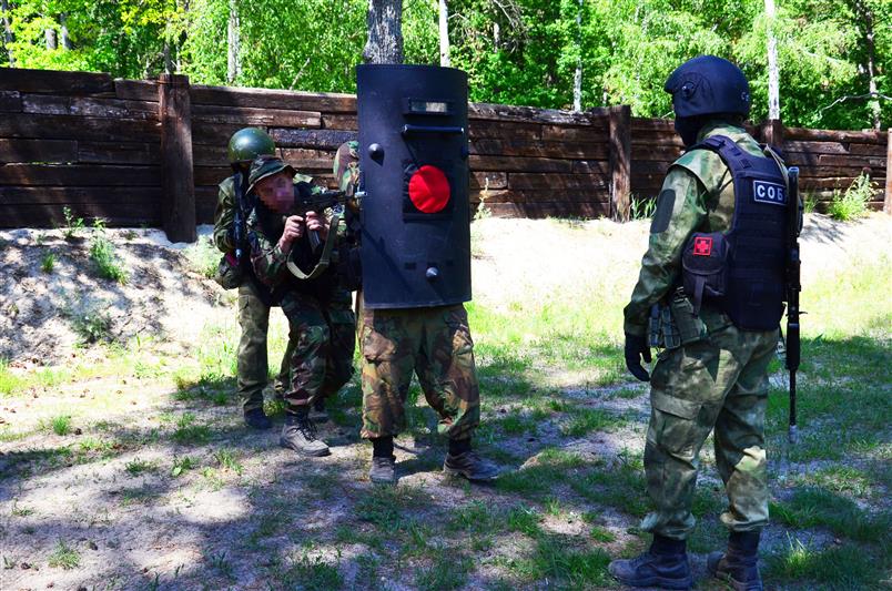 Бойцы тамбовского СОБР отработали оперативные действия в полевых условиях (фото)