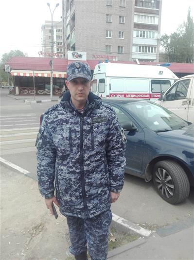 В Воронеже росгвардеец оказал первую помощь человеку, у которого случился приступ болезни