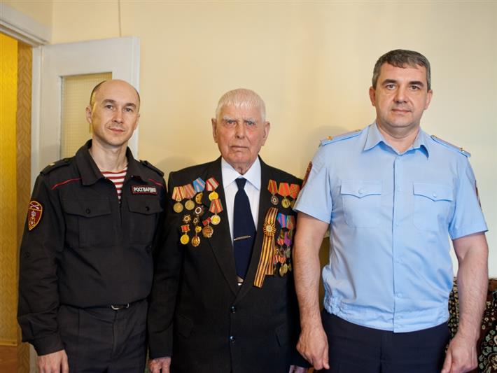 В Хакасии росгвардейцы навестили ветерана Великой Отечественной войны и поздравили его с Днем Победы