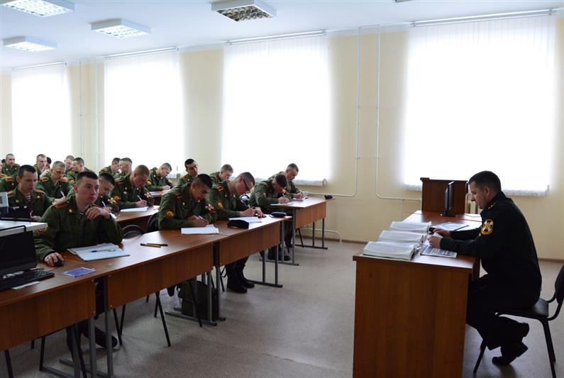 Офицер центрального аппарата Росгвардии провел занятие с курсантами тылового факультета ведомственного института в Перми