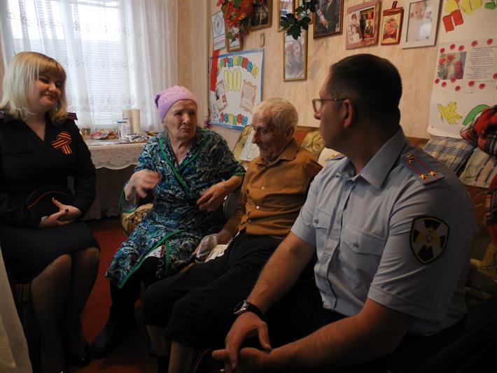 Сотрудники вневедомственной охраны Ставрополья навестили ветеранов Великой Отечественной войны