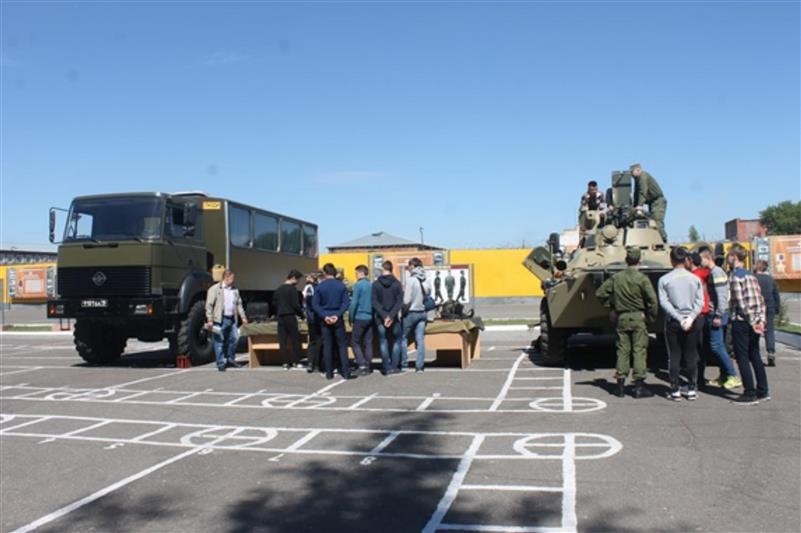 Омские росгвардейцы провели учебные сборы со студентами 