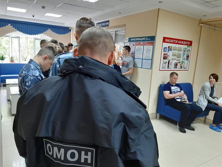 Вологодские омоновцы сдали кровь, необходимую для лечения преподавателя подшефной школы