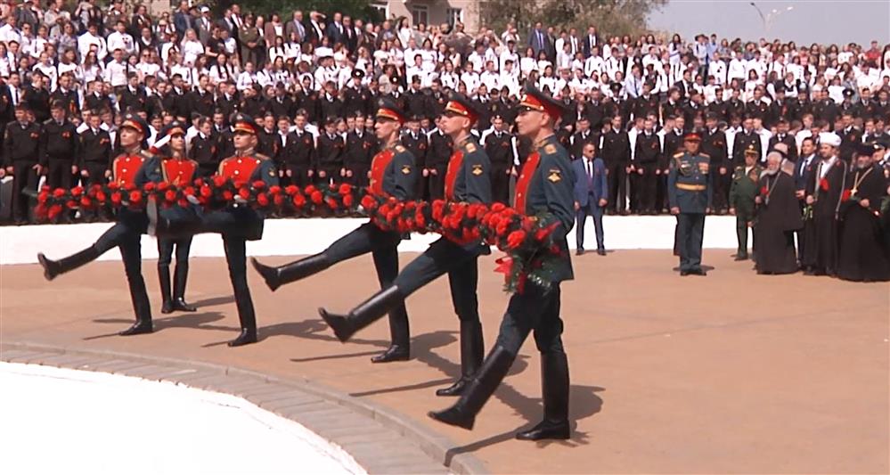 Представители Росгвардии возложили гирлянду Славы к мемориалу «Воинам-освободителям города Ростова-на-Дону» (фото, видео)