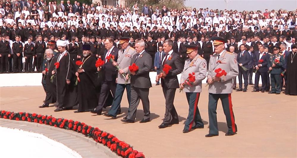 Представители Росгвардии возложили гирлянду Славы к мемориалу «Воинам-освободителям города Ростова-на-Дону» (фото, видео)