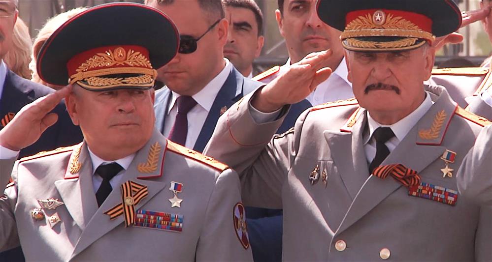 Представители Росгвардии возложили гирлянду Славы к мемориалу «Воинам-освободителям города Ростова-на-Дону» (фото, видео)