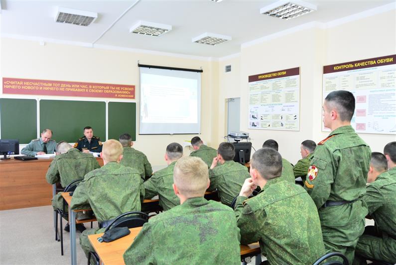 Офицер центрального аппарата Росгвардии провел занятие с курсантами тылового факультета ведомственного института в Перми