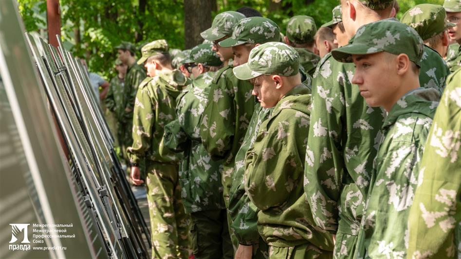 Воспитанникам белгородских патриотических клубов презентовали фотовыставку «Герои среди нас»