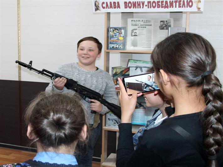 Тувинские росгвардейцы совместно с коллективом Национальной библиотеки им. А. С. Пушкина организовали для школьников выставку, посвящённую Михаилу Калашникову