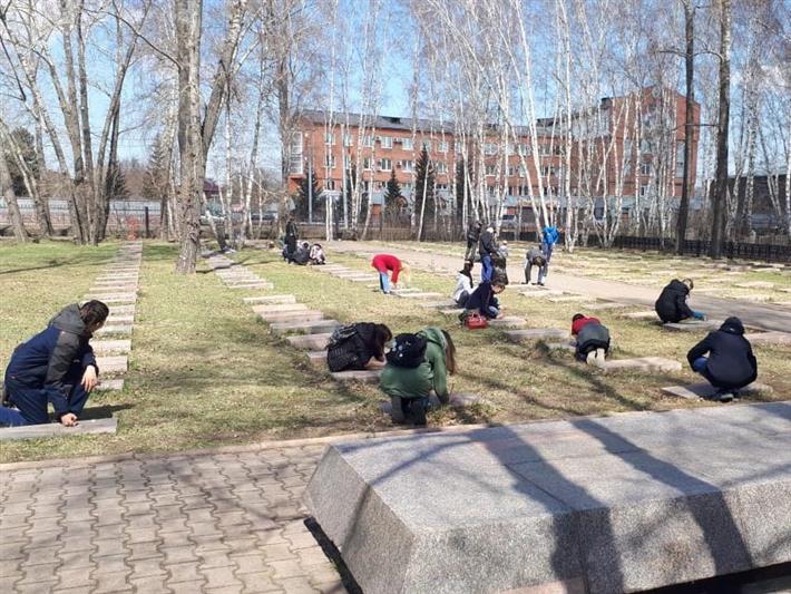 В столице Приангарья военнослужащие Росгвардии и школьники навели порядок на могилах ветеранов Великой Отечественной войны