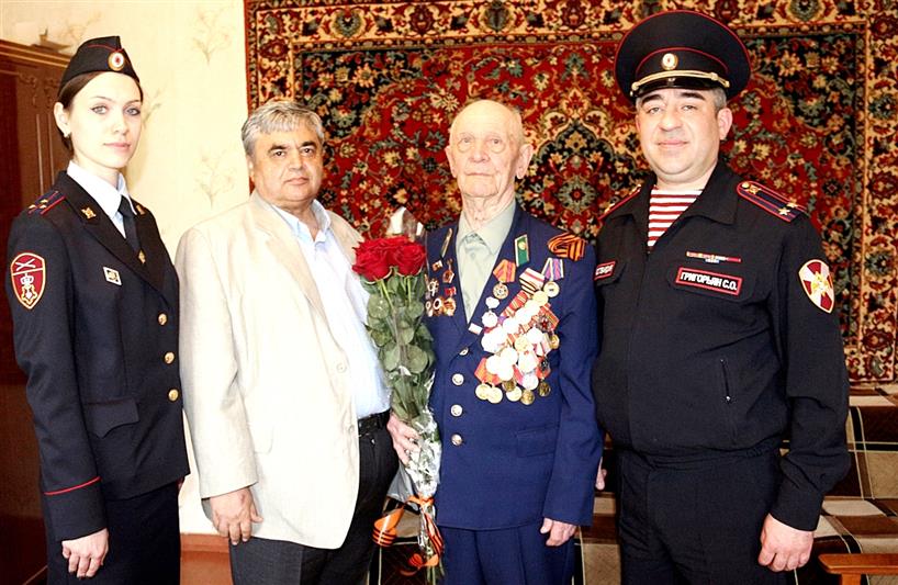 Донские росгвардейцы поздравили с наступающим Днем Победы ветерана-фронтовика и проведали вдов участников Великой Отечественной войны (фото, видео)