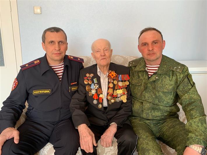 В Салехарде офицеры Росгвардии поздравили с Днем Победы ветерана  войны, освобождавшего от фашистов Белоруссию
