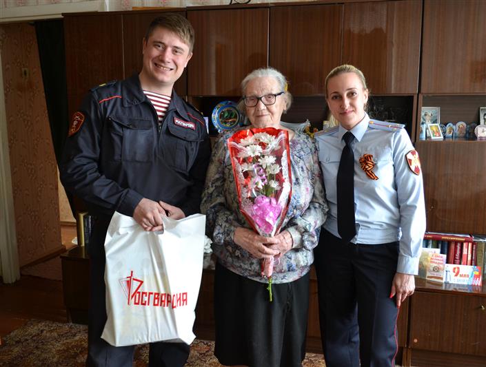 В День Победы Мурманские росгвардейцы поздравили ветеранов и тружеников тыла с 74-ой годовщиной Победы в Великой Отечественной войне