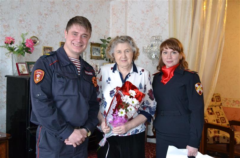 В День Победы Мурманские росгвардейцы поздравили ветеранов и тружеников тыла с 74-ой годовщиной Победы в Великой Отечественной войне