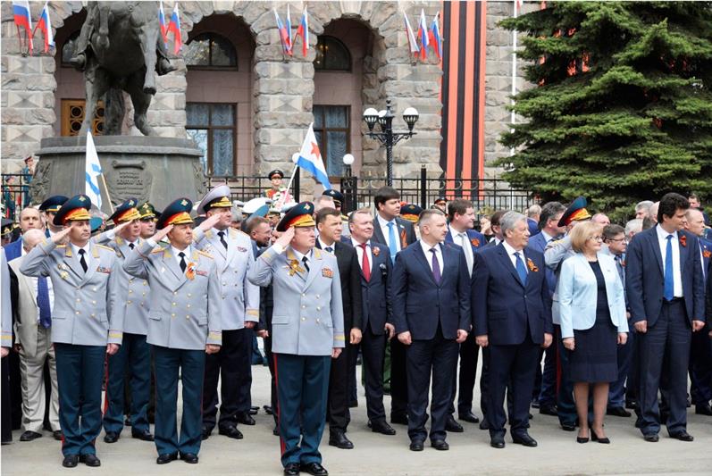 Командующий Уральским округом Росгвардии возложил цветы к памятнику маршалу Победы 