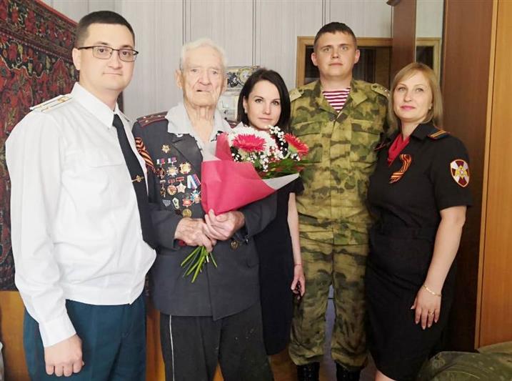 Волгорадские росгвардейцы поздравили участников Великой Отечественной войны, защищавших город-герой
