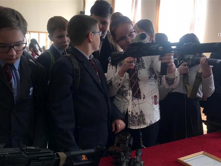 В Иркутске в преддверии Дня Великой Победы сотрудники СОБР Управления Росгвардии организовали для школьников выставку современного стрелкового оружия