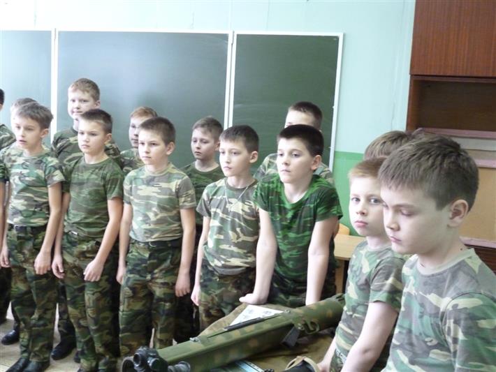 Офицер-наставник подшефного кадетского класса Управления Росгвардии по Вологодской области рассказал ребятам о легендарном оружейнике Михаиле Калашникове 