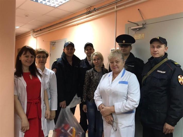 В преддверии Дня защиты детей челябинские росгвардейцы посетили областной дом ребенка