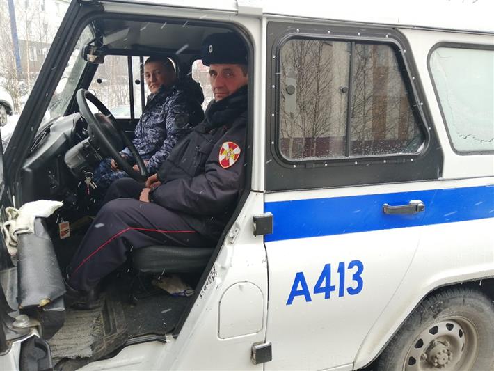 В Салехарде Росгвардейцы оказали помощь при эвакуации жильцов горящего дома