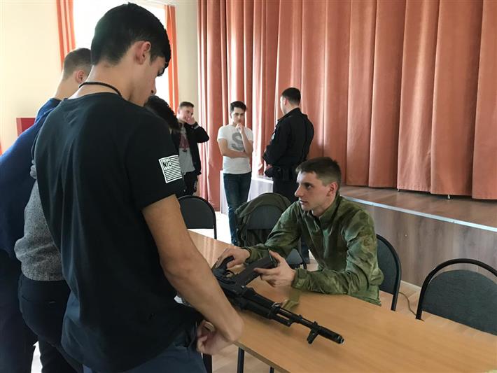 В рамках Всероссийской акции «Георгиевская лента» сотрудники СОБР провели урок мужества в одной из московских школ