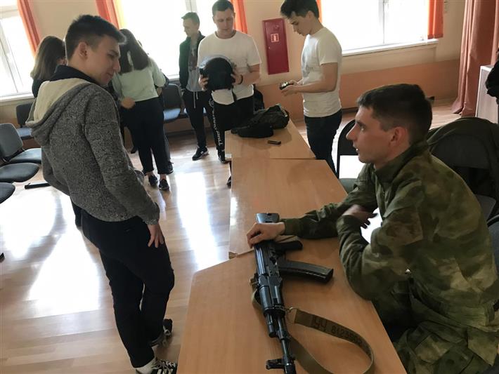 В рамках Всероссийской акции «Георгиевская лента» сотрудники СОБР провели урок мужества в одной из московских школ