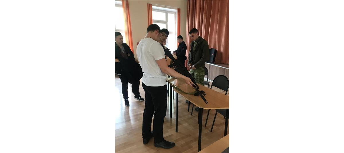 В рамках Всероссийской акции «Георгиевская лента» сотрудники СОБР провели урок мужества в одной из московских школ