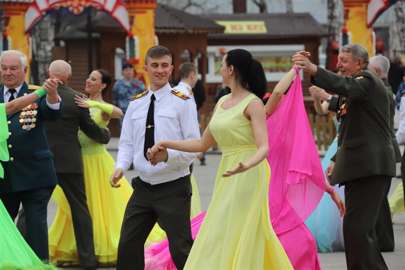 В Новосибирске прошел флэшмоб, посвященный 74-й годовщине Победы  в Великой Отечественной войне