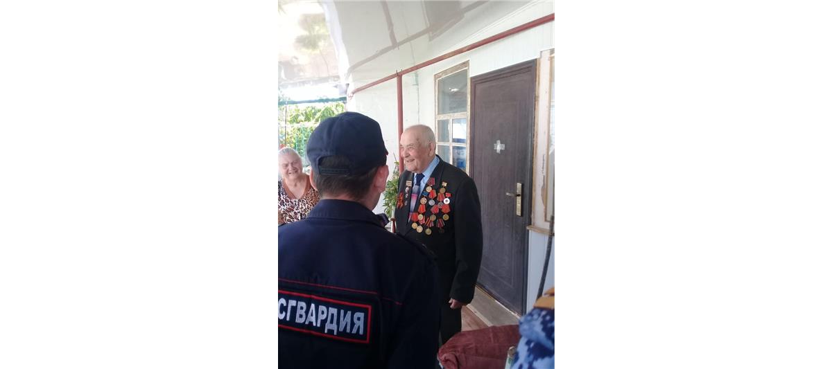 Сотрудники вневедомственной охраны Ставрополья навестили ветеранов Великой Отечественной войны