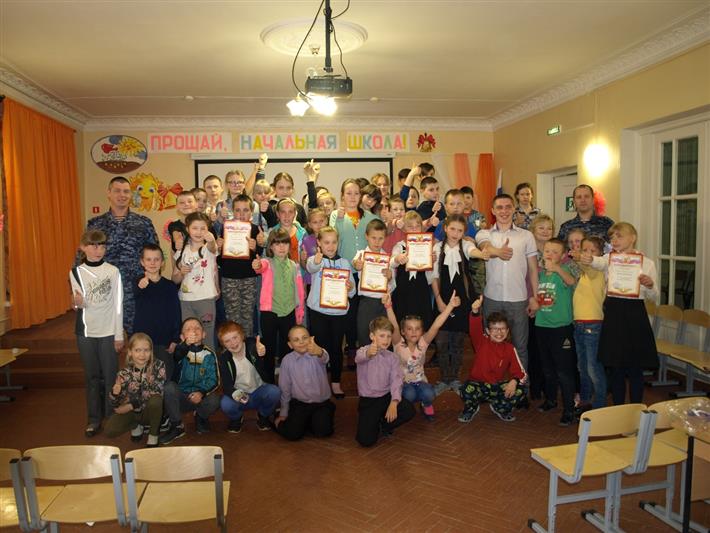 В преддверии Дня защиты детей кировские росгвардейцы подарили концерт подшефным школьникам 