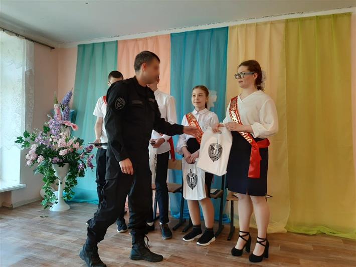 Вологодские омоновцы поздравили выпускников подшефной школы 