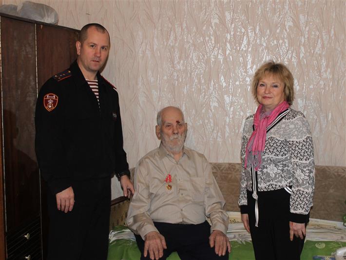 Дочери ветерана Великой Отечественной войны поблагодарили кировских росгвардейцев за регулярную помощь