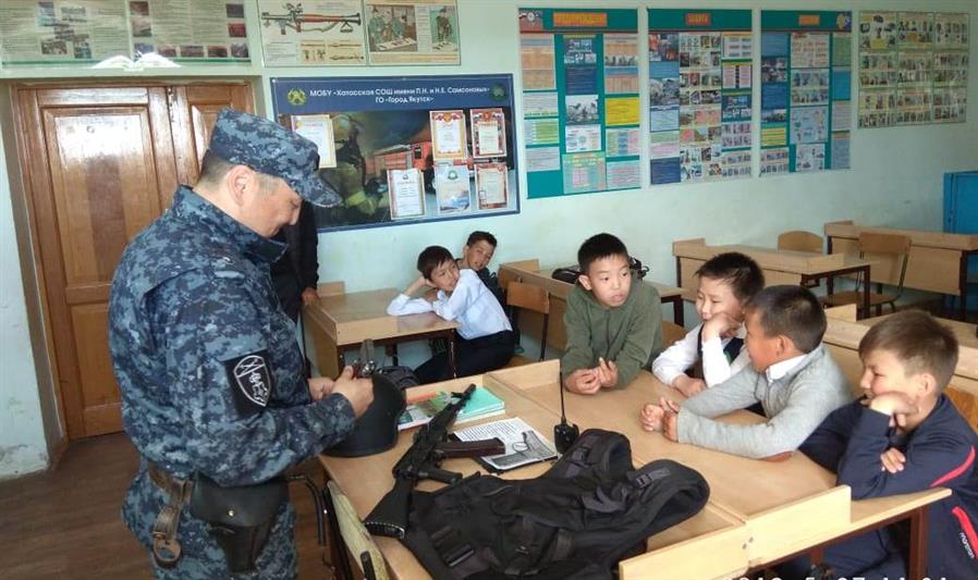 В преддверии Дня защиты детей росгвардейцы Якутии встретились с учениками ведомственного профильного класса 
